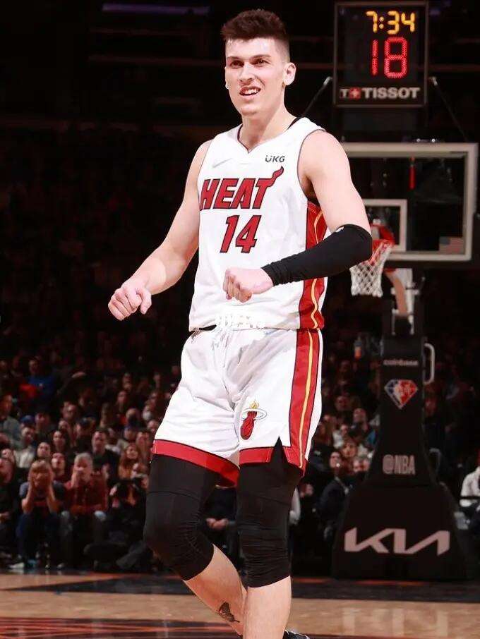 从替补摇身 从替补摇身